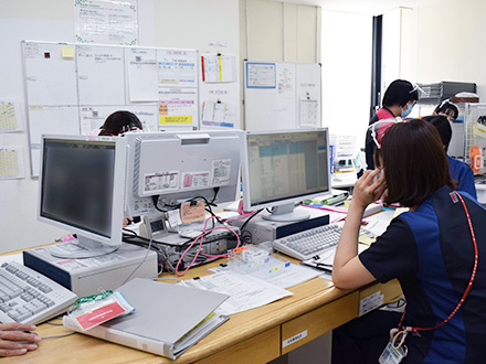 写真：3階病棟 仕事の様子